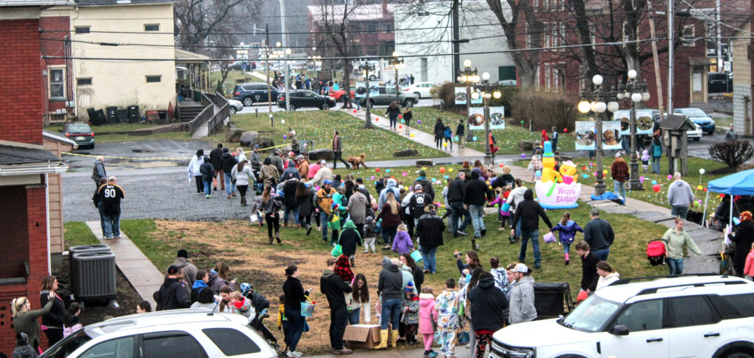Hundreds turn out for Glow in the Dark Easter egg hunt at Canal Park